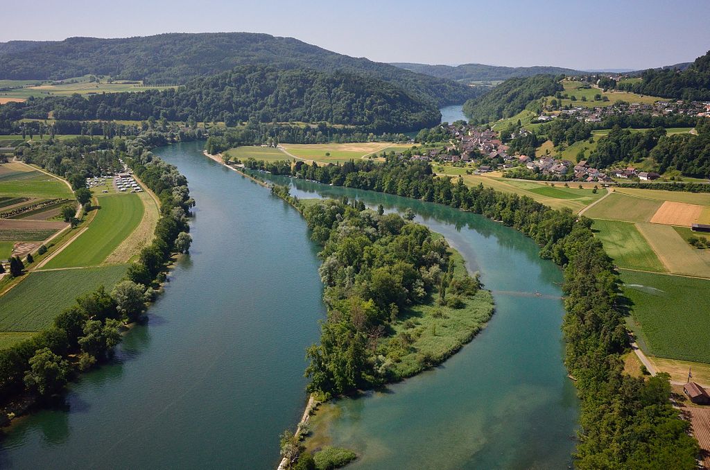 Rhein by Rüdlingen: By Tgfotos (Own work) [CC BY-SA 3.0 (https://creativecommons.org/licenses/by-sa/3.0)], via Wikimedia Commons